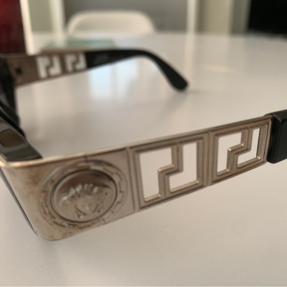 Versace - Picture 2 of 5